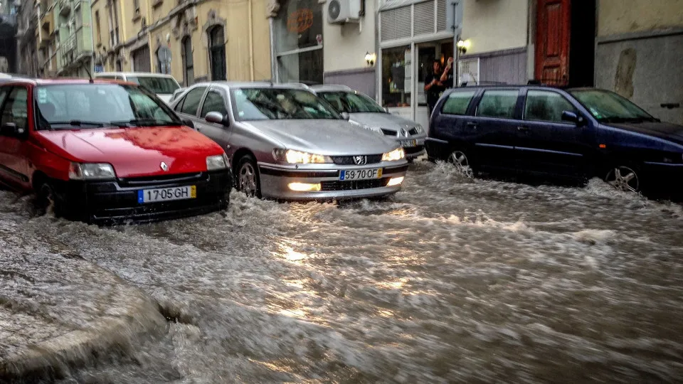 Algumas estradas reabertas em Lisboa, mas persistem várias com cortes