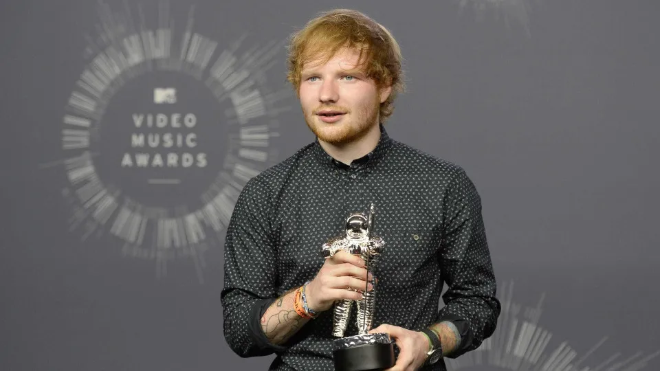 Ed Sheeran participa no novo álbum de One Direction