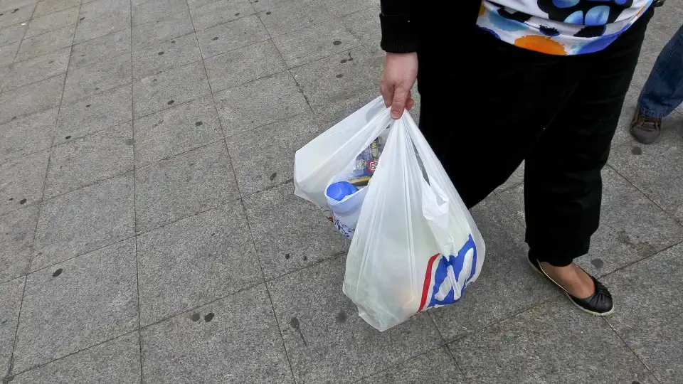 Trabalhadores do Minipreço manifestam-se contra fecho de lojas sem aviso