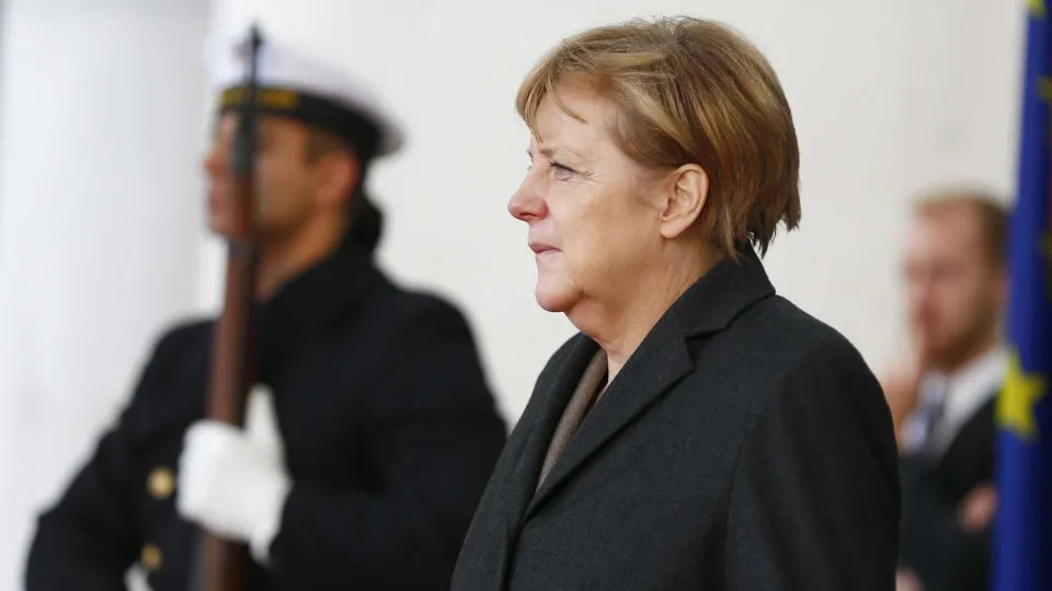 Ucrânia: Merkel espera relançar processo de paz após presidenciais russas