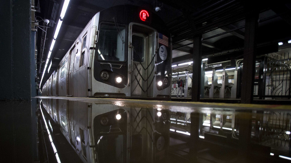 Um morto e cinco feridos após tiroteio no metro em Nova Iorque