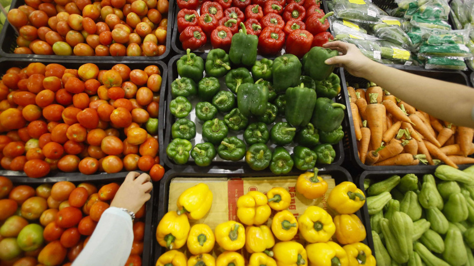 Covid-19: Portugueses vão menos a supermercados, mas compram mais