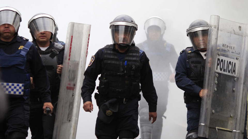 Manifestantes e polícia confrontam-se perto do aeroporto