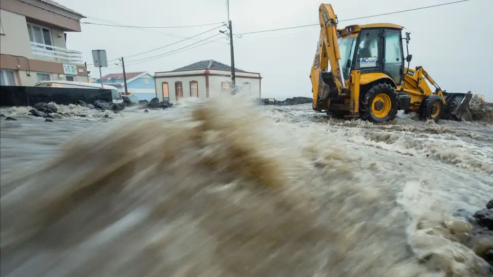 Tempestade Kirk vai passar a norte dos Açores na terça-feira, diz IPMA