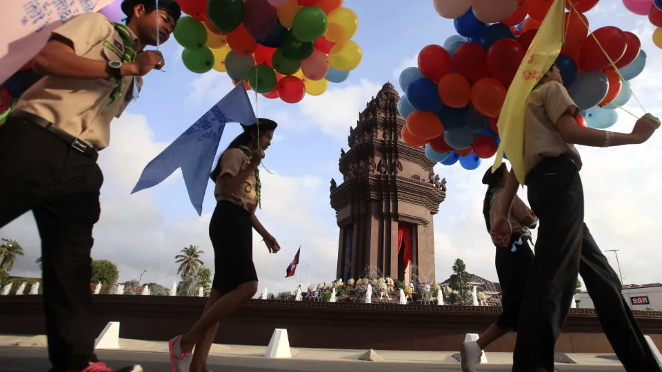 Washington insta Phnom Penh a reverter medidas contra a oposição