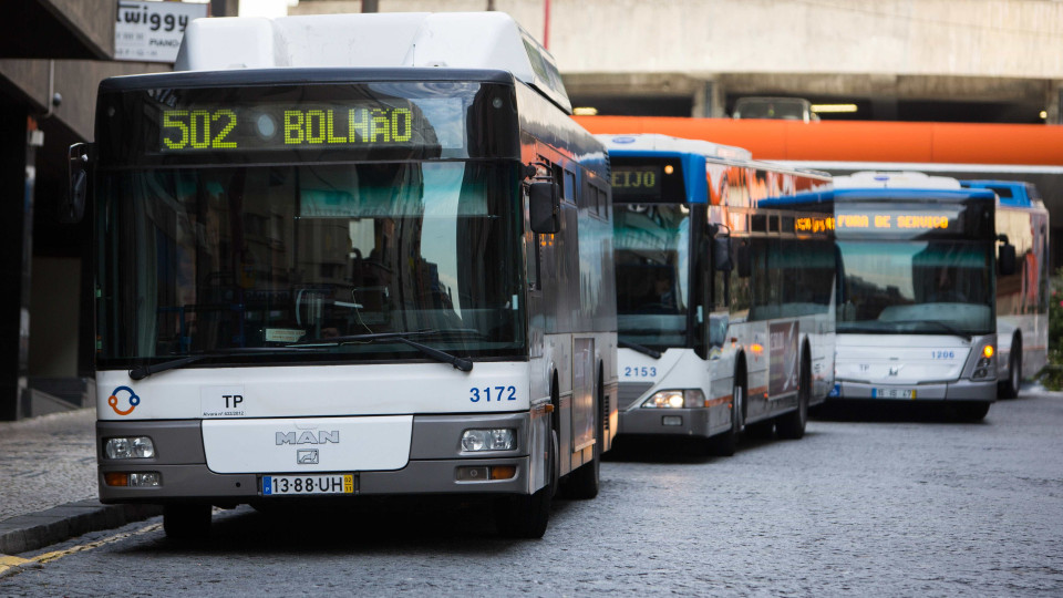 Trabalhadores da STCP em greve confrontam-se com a polícia no Porto