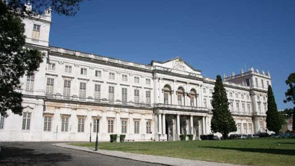 Palácio da Ajuda expõe pintura de Karl Stieler e conjunto de cristal