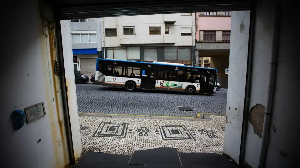 Incêndio em autocarro da STCP sem vítimas no Porto