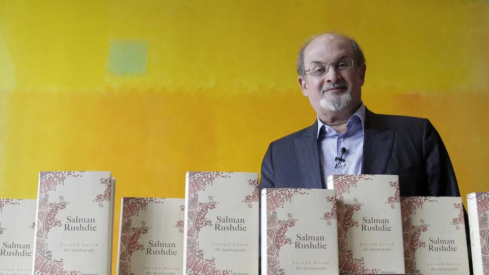 Vendas de 'Os Versículos Satânicos' aumentam após ataque a Salman Rushdie