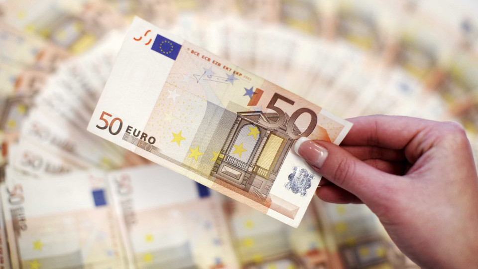 Euro recupera após ter estado em paridade com o dólar