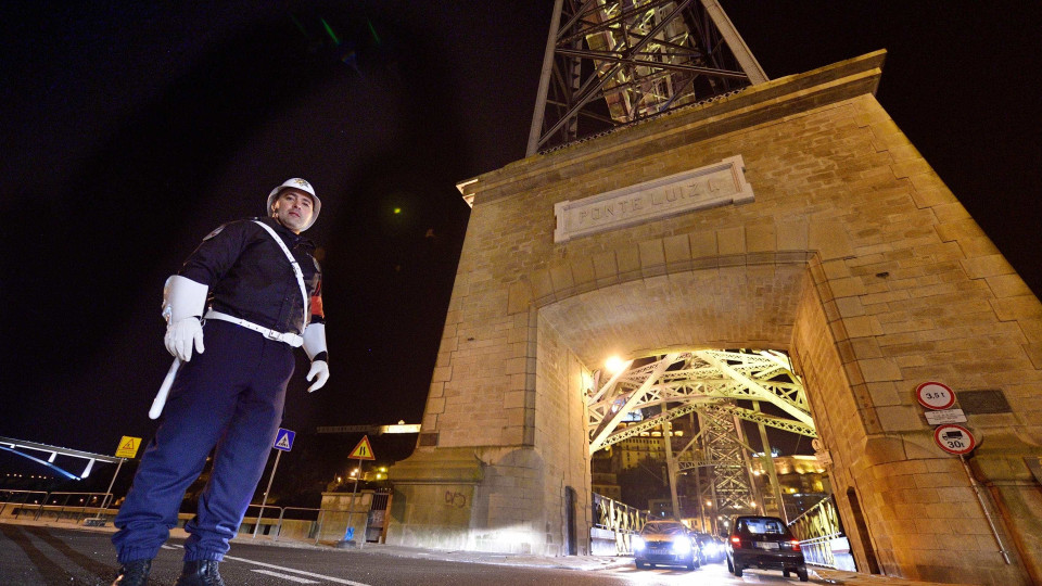 Tabuleiro inferior da ponte Luís I abre à circulação automóvel à noite
