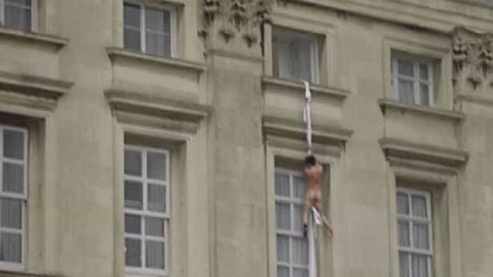 Homem nu escapa-se de Palácio Real pela janela 