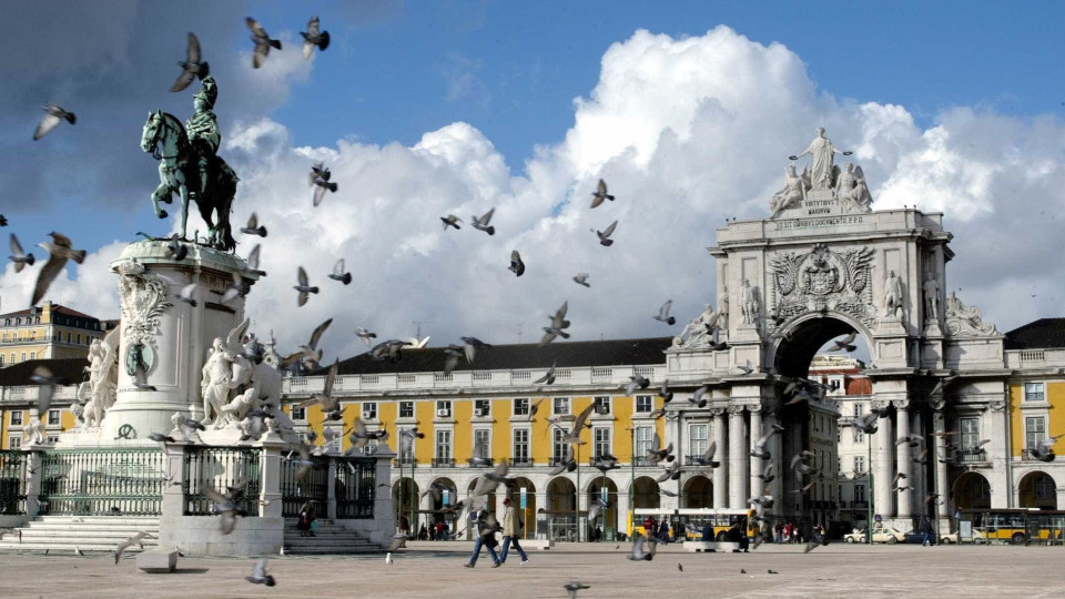 Portugueses e turistas enchem Praça do Comércio para ver cerimónia