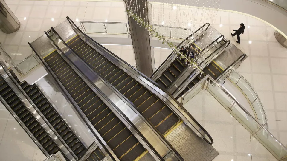 Cidade no Japão proíbe caminhar em escadas rolantes. Saiba porquê