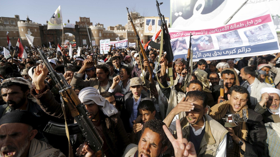 Forças lealistas do Iémen recuperam palácio de Aden