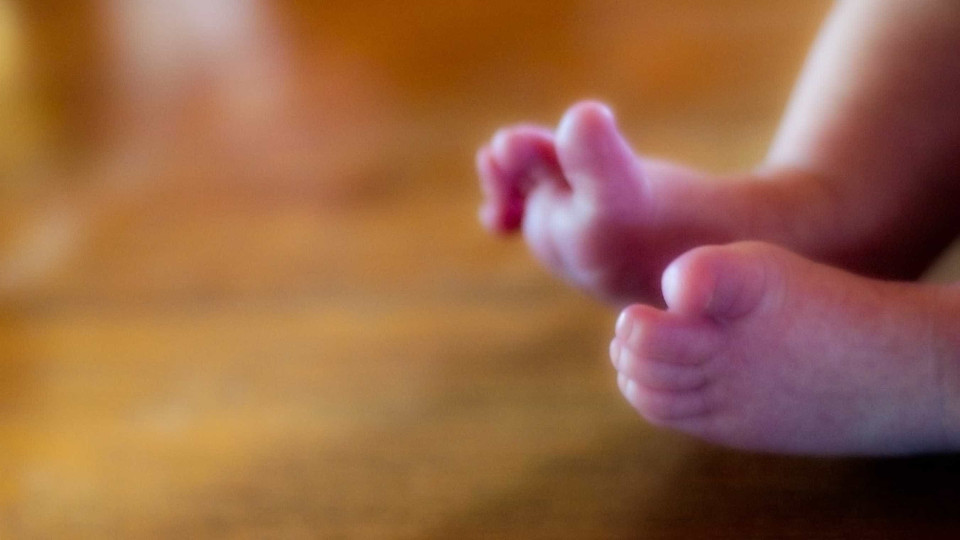 Médica terá decapitado bebé ao fazer "força excessiva" durante o parto