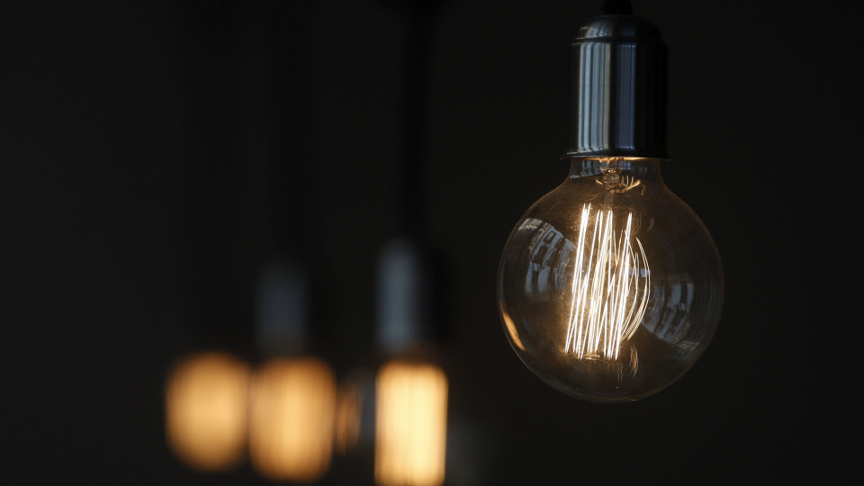Preço da luz vai subir no mercado regulado a partir de 1 de janeiro