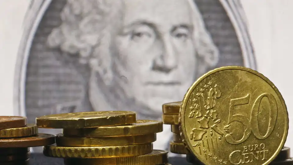 Euro continua a recuar face ao dólar