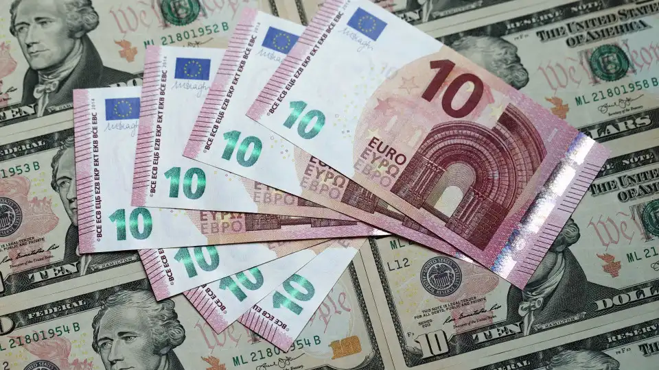 Euro cai e dólar continua a reforçar-se