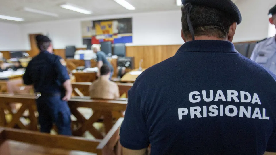 Ministério esclarece salário mínimo de 1.717€ para guardas prisionais