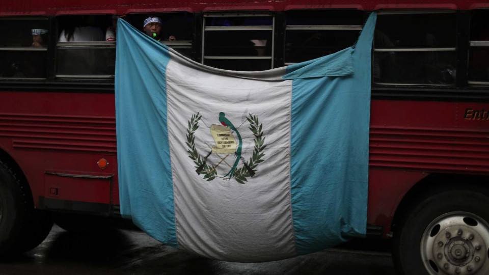 Pais abandonam menina na Guatemala. Deixaram-na na rua com mala de roupa