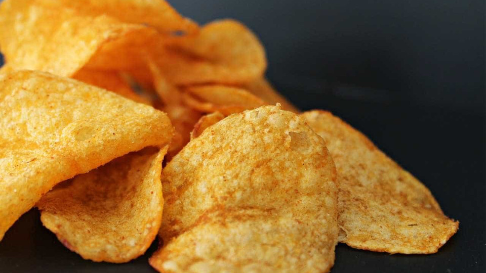 Britânicos voltam a alertar para cancerígeno presente em batatas fritas