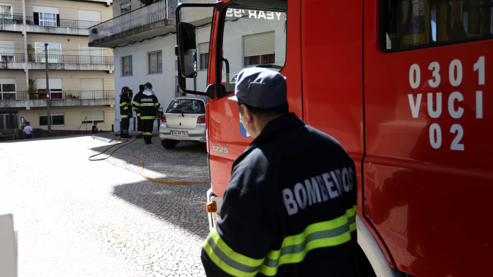 Casa em Coimbra sem condições de habitabilidade após incêndio na cozinha
