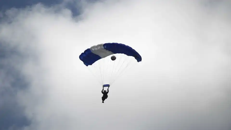 Mulher morre após colidir com hélice de avião ao fotografar paraquedistas