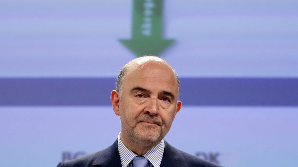 Moscovici vê "um bom sinal" na redução da previsão do défice italiano