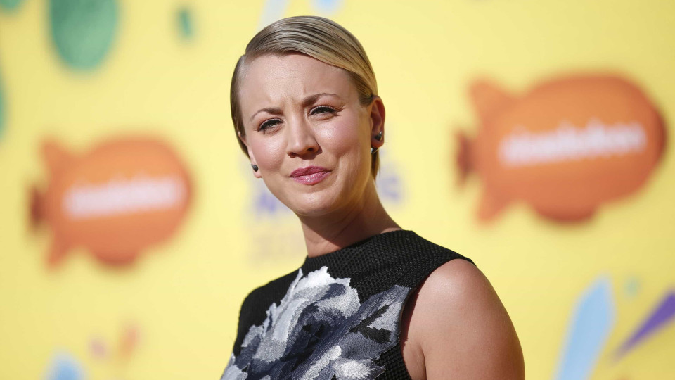 Kaley Cuoco deixa seio à mostra nas redes sociais