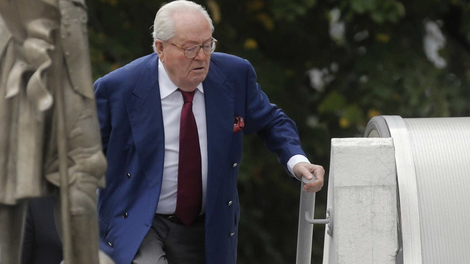 Jean-Marie Le Pen foi hospitalizado e o seu julgamento adiado