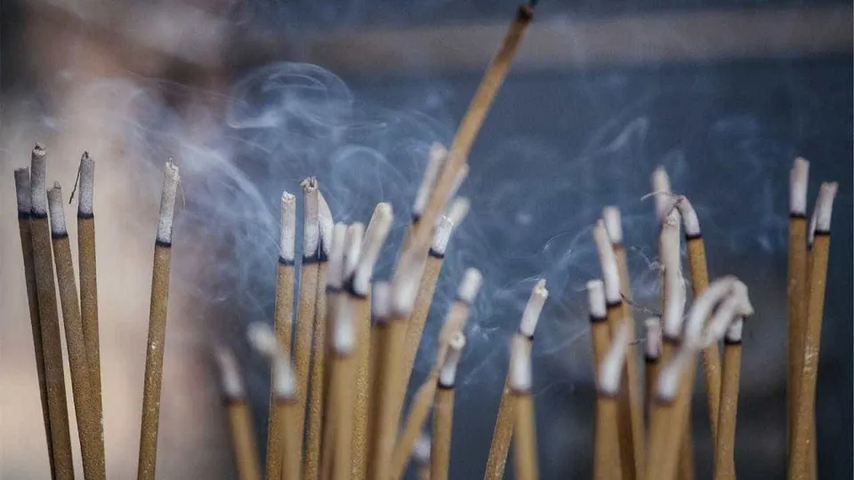 DECO alerta para químicos perigosos para a saúde em incensos