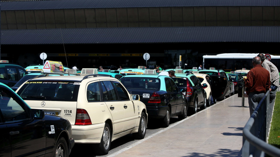 PSP levanta 60 autos de contraordenação a taxistas e a viaturas Uber