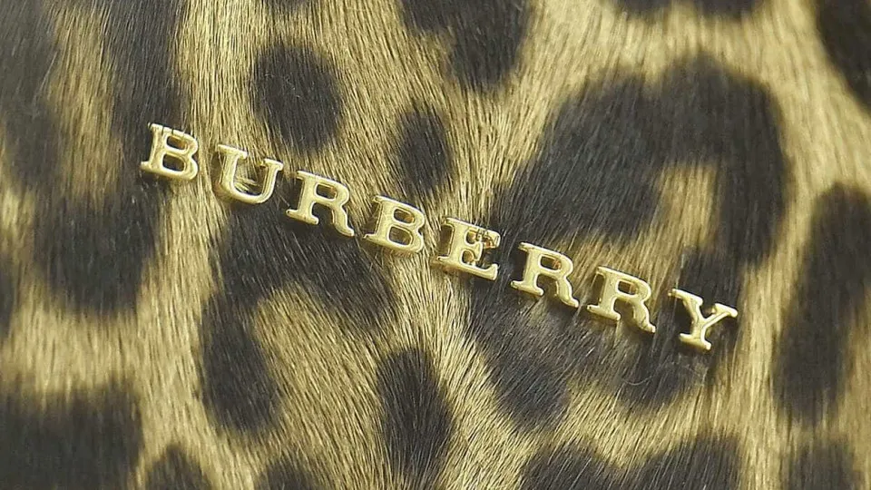 Burberry lança plano para reduzir custos após prejuízo no 1.º semestre