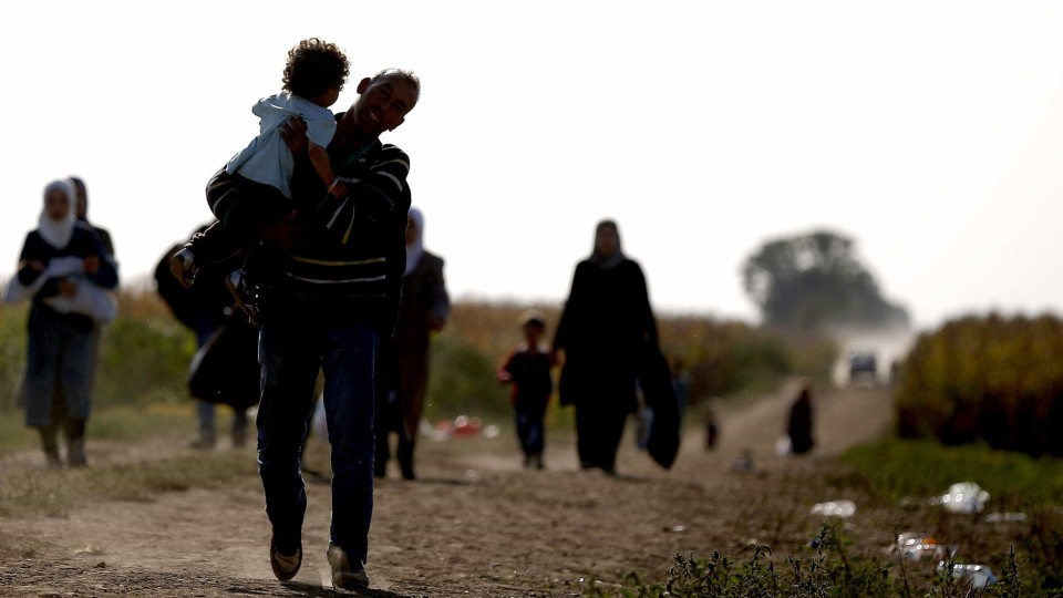 UE regista queda na saída de migrantes da Tunísia e aumento na Líbia