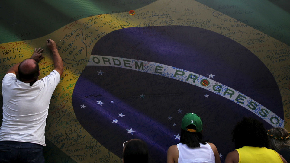 QAnon é um movimento conservador e cristão, minimiza adepto no Brasil