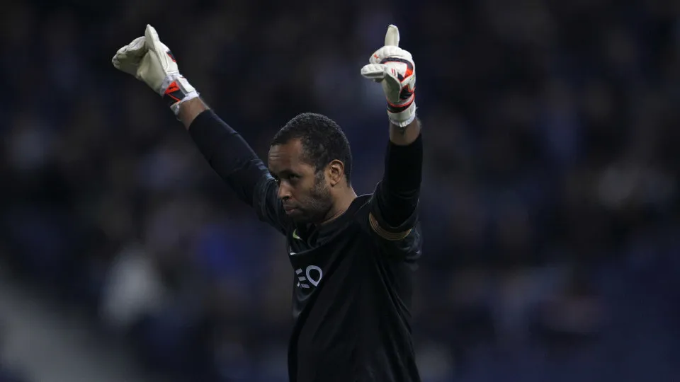 Helton: "Integrar estrutura com AVB? Porque não? Gostava de saber..."