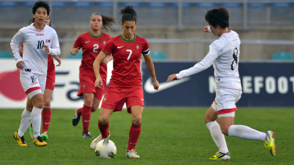 Sporting reforça futebol feminino com 'emigrante' Cláudia Neto