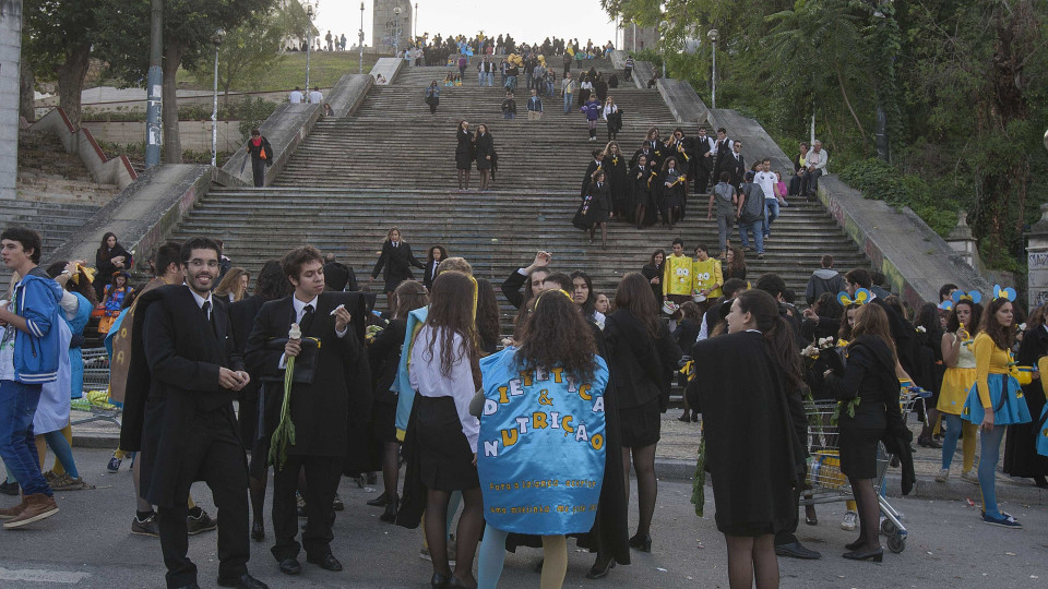Coimbra: Estudantes defendem acesso universal à época especial de exames