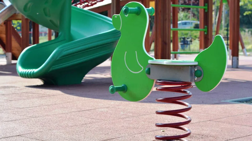 Câmara de Esposende repudia vandalismo de parques infantis encerrados