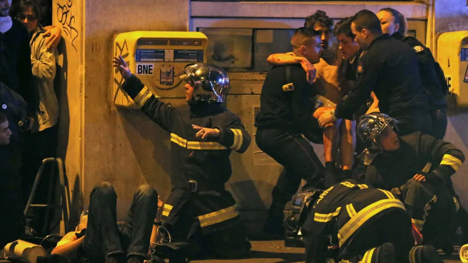 Polícia matou "quatro ou cinco" terroristas que assassinaram 100 reféns