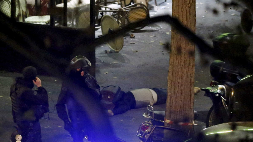 Polícia confirma que terroristas mataram 100 pessoas no Bataclan