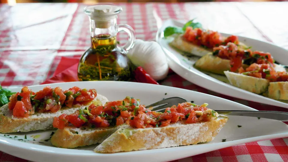 Saiba como preparar as mais deliciosas bruschettas de tomate e burrata