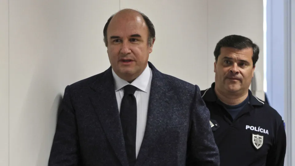 Justiça britânica desiste de cobrar 60 milhões a Vale e Azevedo