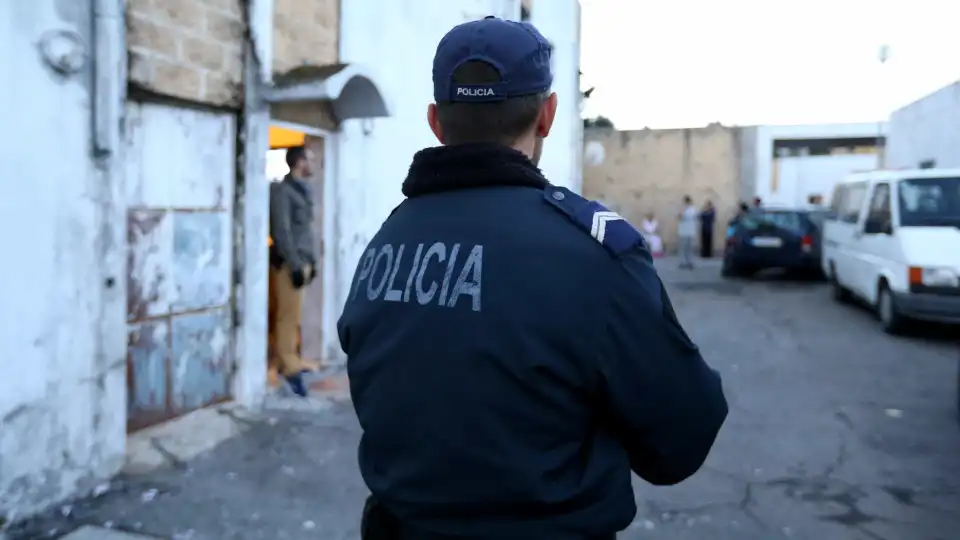 Homem detido por exibir taser em forma de batom em Lisboa