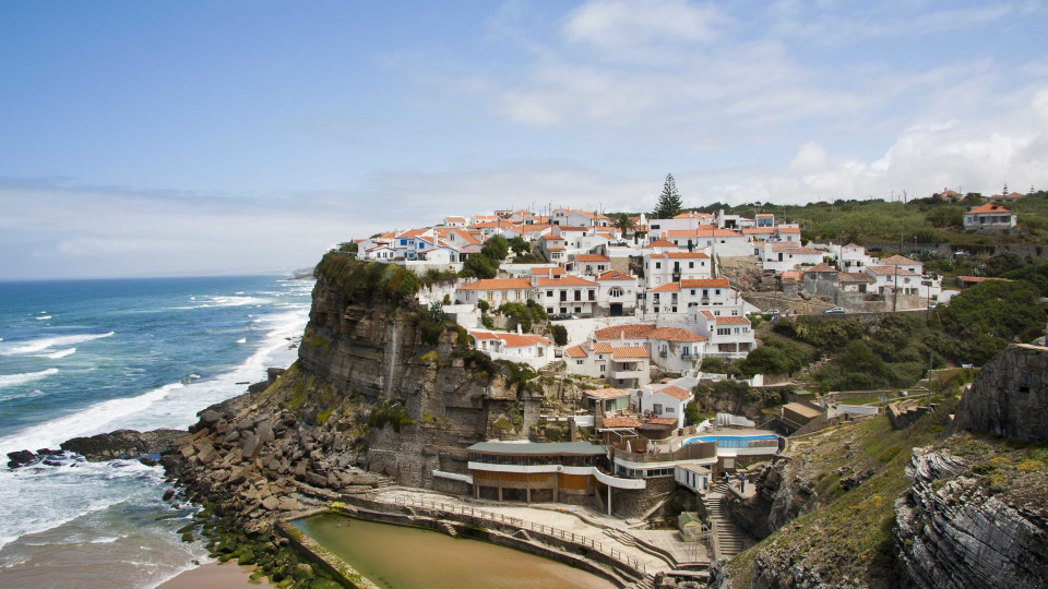 Arriba norte da praia das Azenhas do Mar vai ser estabilizada