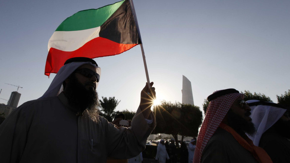 Emir do Kuwait dissolve parlamento e suspende "cláusulas da Constituição"