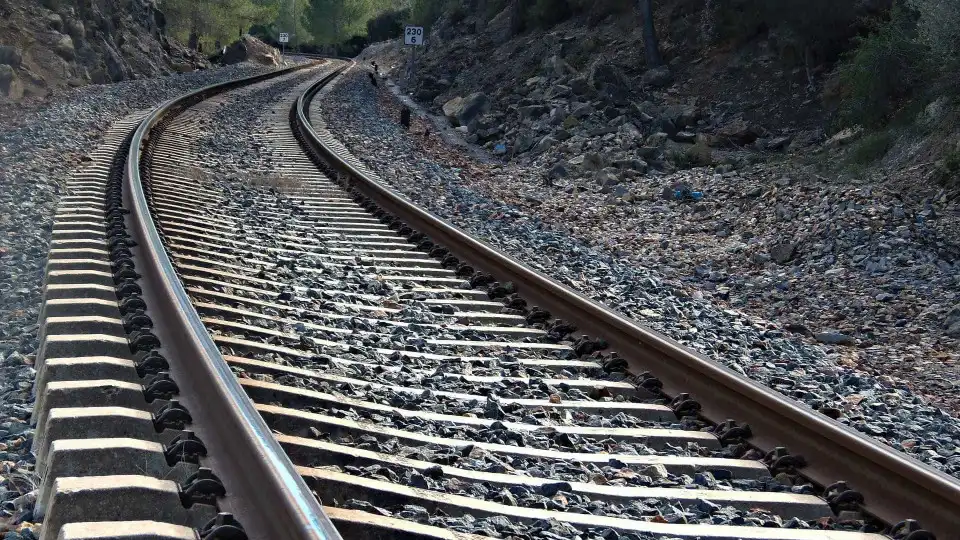 África do Sul. Moçambicanos detidos por roubar linha de caminho de ferro