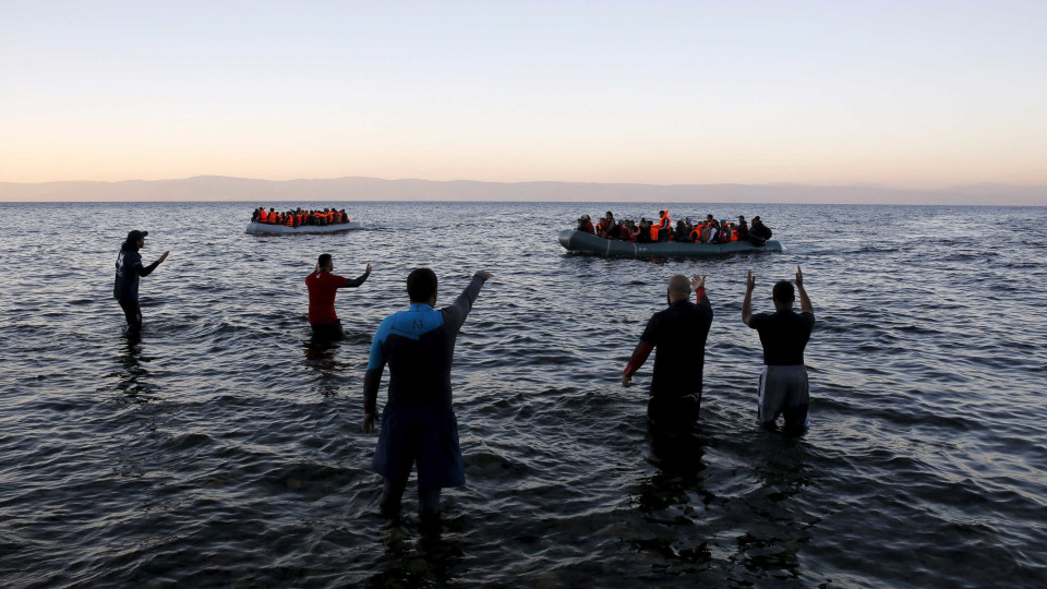 Cento e vinte migrantes são resgatados ao largo das Ilhas Canárias