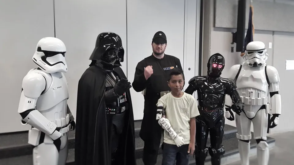 Darth Vader oferece a criança prótese de braço impressa em 3D